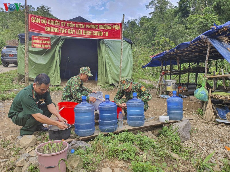 Biên phòng Điện Biên căng mình chống dịch trên tuyến biên giới - Ảnh 4.