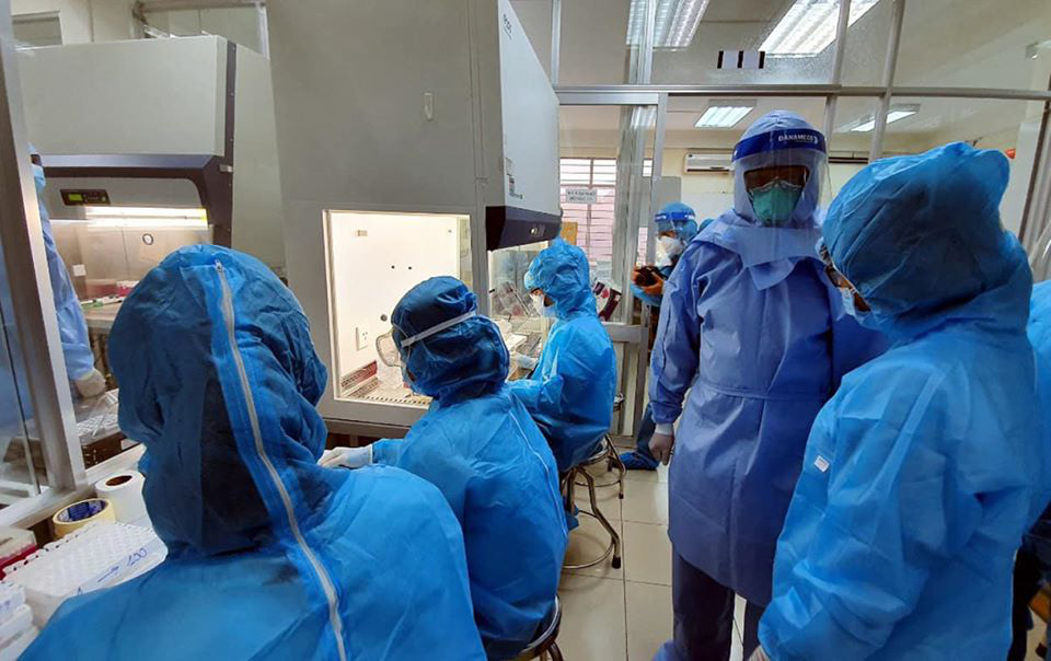 Những hình ảnh ấn tượng từ phòng xét nghiệm &quot;truy vết&quot; Covid-19 tại Đà Nẵng - Ảnh 4.