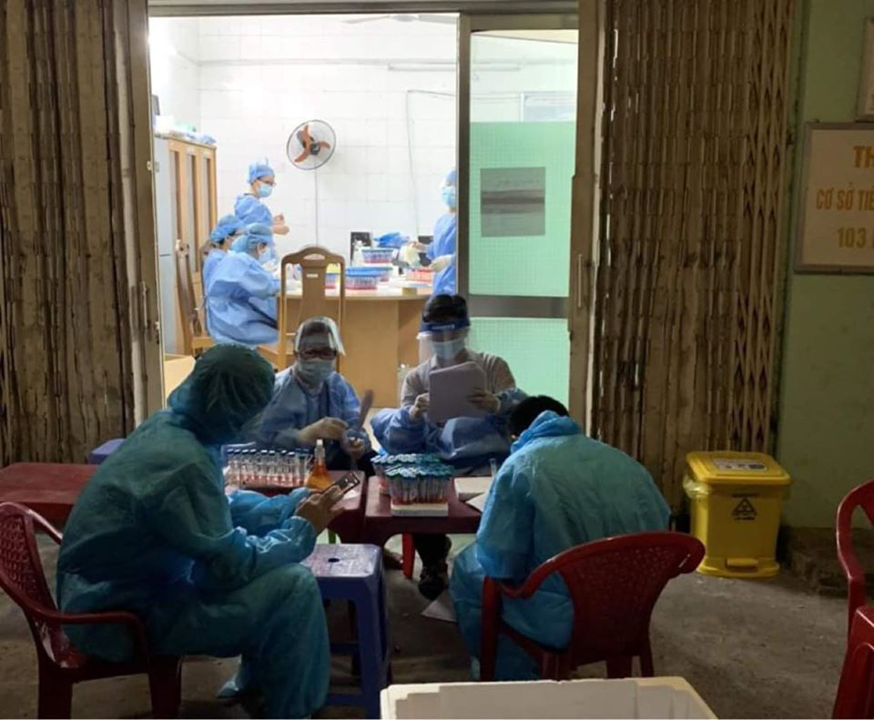 Những hình ảnh ấn tượng từ phòng xét nghiệm &quot;truy vết&quot; Covid-19 tại Đà Nẵng - Ảnh 7.