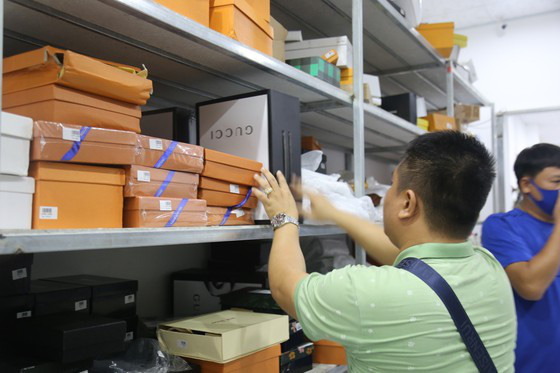 Phát hiện kho hàng hiệu nước ngoài không rõ nguồn gốc - Ảnh 3. Phát hiện kho hàng hiệu nước ngoài không rõ nguồn gốc - Ảnh 3.