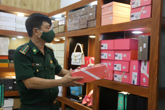 Phát hiện kho hàng hiệu nước ngoài không rõ nguồn gốc - Ảnh 6. Phát hiện kho hàng hiệu nước ngoài không rõ nguồn gốc - Ảnh 6.