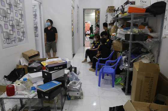Phát hiện kho hàng hiệu nước ngoài không rõ nguồn gốc - Ảnh 12. Phát hiện kho hàng hiệu nước ngoài không rõ nguồn gốc - Ảnh 12.
