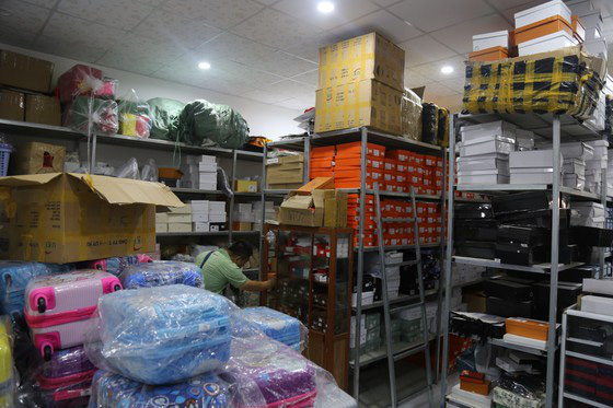 Phát hiện kho hàng hiệu nước ngoài không rõ nguồn gốc - Ảnh 7. Phát hiện kho hàng hiệu nước ngoài không rõ nguồn gốc - Ảnh 7.