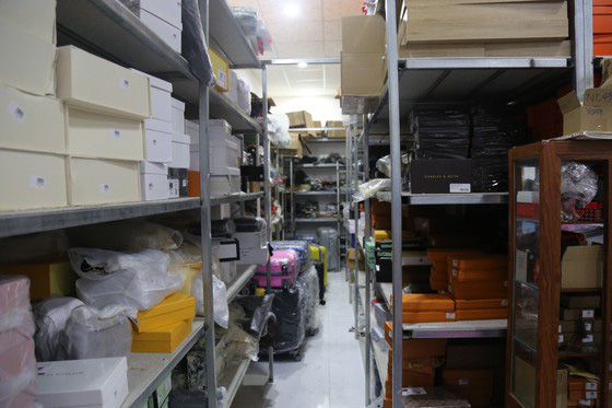 Phát hiện kho hàng hiệu nước ngoài không rõ nguồn gốc - Ảnh 8. Phát hiện kho hàng hiệu nước ngoài không rõ nguồn gốc - Ảnh 8.