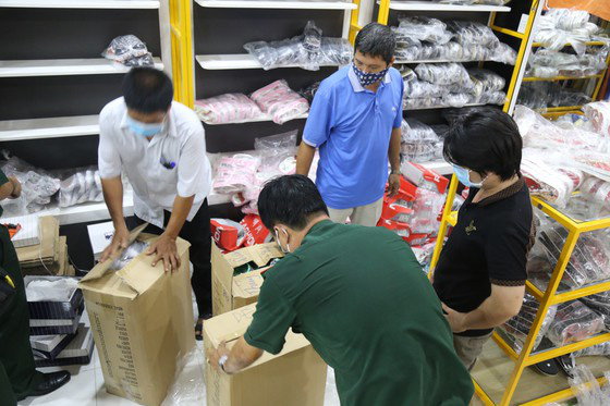 Phát hiện kho hàng hiệu nước ngoài không rõ nguồn gốc - Ảnh 9. Phát hiện kho hàng hiệu nước ngoài không rõ nguồn gốc - Ảnh 9.