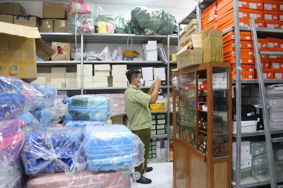 Phát hiện kho hàng hiệu nước ngoài không rõ nguồn gốc - Ảnh 10. Phát hiện kho hàng hiệu nước ngoài không rõ nguồn gốc - Ảnh 10.