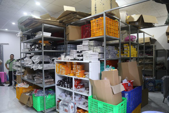 Phát hiện kho hàng hiệu nước ngoài không rõ nguồn gốc - Ảnh 11. Phát hiện kho hàng hiệu nước ngoài không rõ nguồn gốc - Ảnh 11.