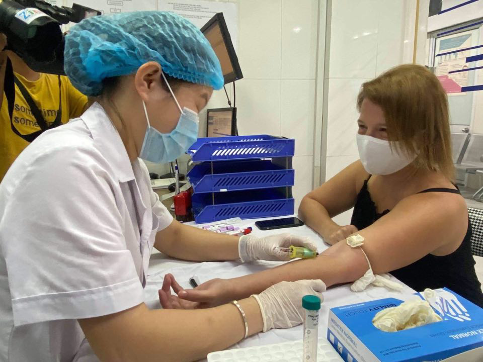 Một người Mỹ bay từ TP.HCM ra Hà Nội hiến huyết tương cứu bệnh nhân Covid-19 - Ảnh 1.