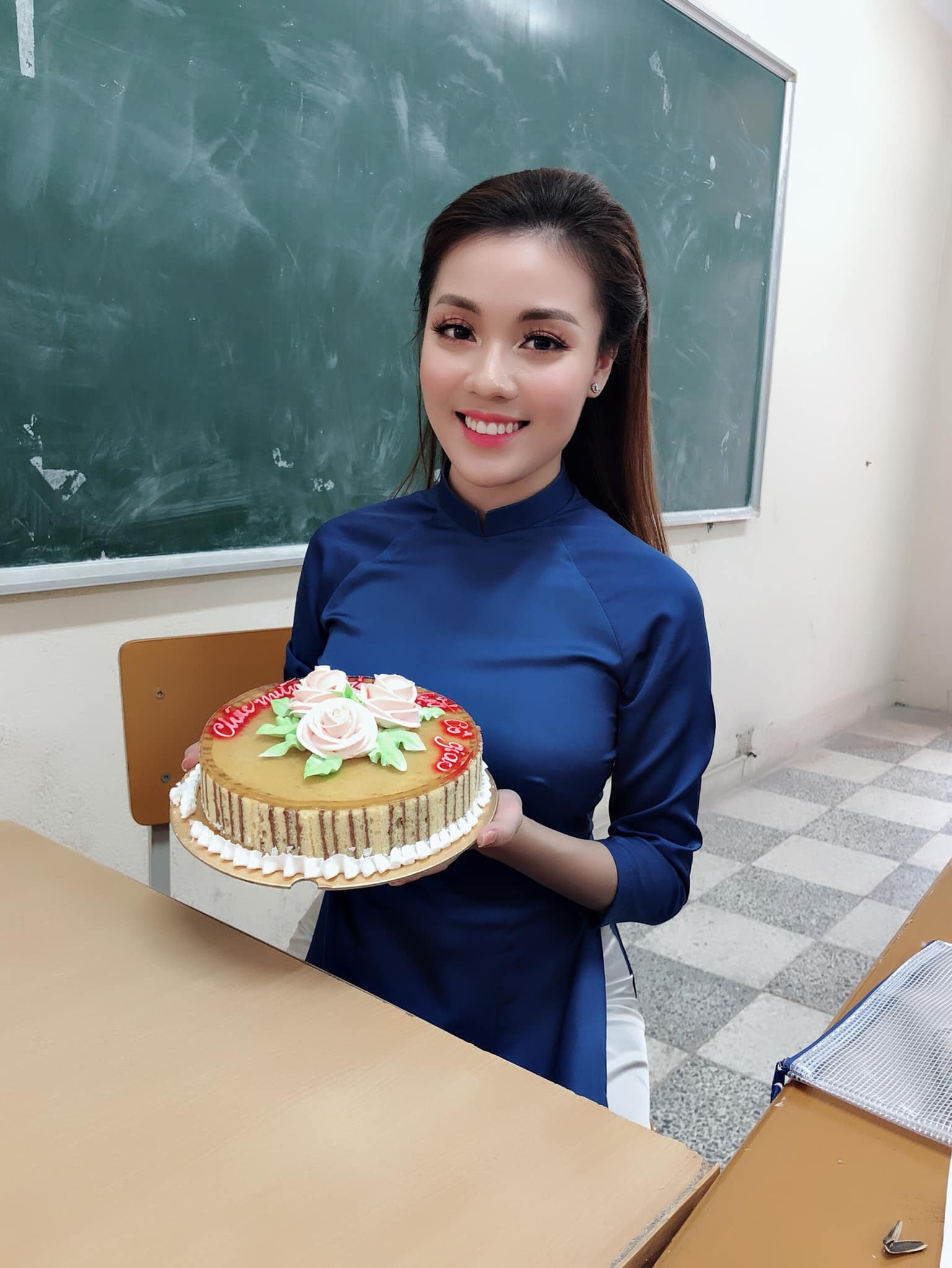 &quot;Hot girl giám thị&quot; Âu Hà My mặc thanh lịch trên giảng đường, gợi cảm hút mắt đời thường - Ảnh 8.