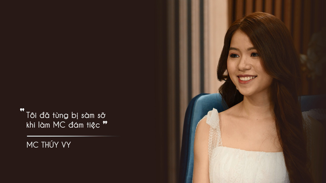 Nữ MC đám cưới cay đắng khi bị đàn ông sàm sỡ, ném chai bia vào mặt - Ảnh 1.