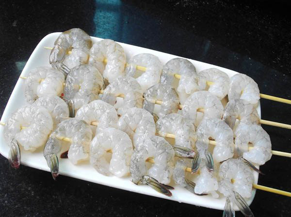 Mẹo nướng tôm ngon tuyệt đỉnh, lại không phải dính tay bóc vỏ - Ảnh 3.