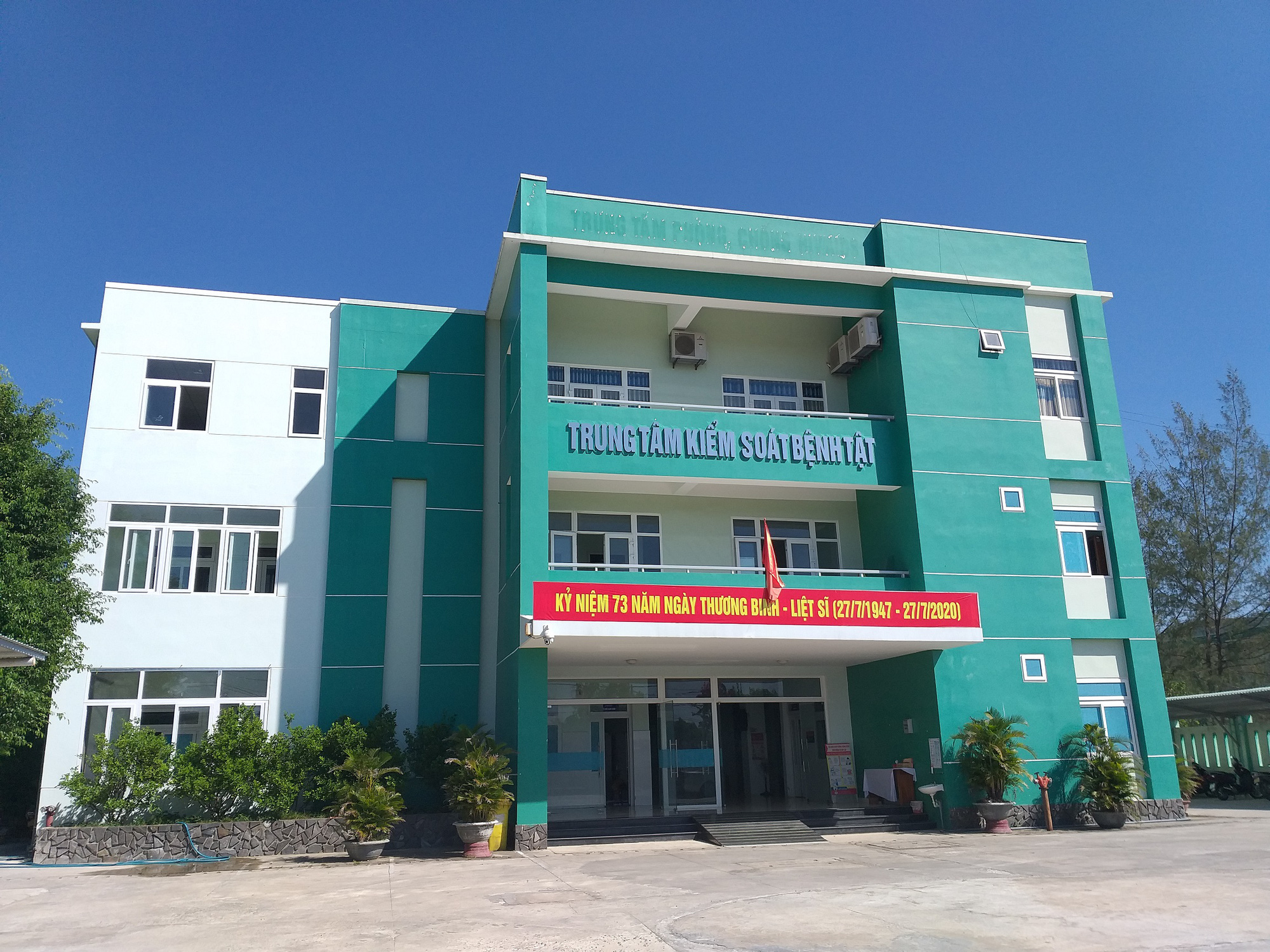 Quảng Nam: Nữ cán bộ CDC dương tính với Covid-19 có lịch trình đi lại dày đặc - Ảnh 1.