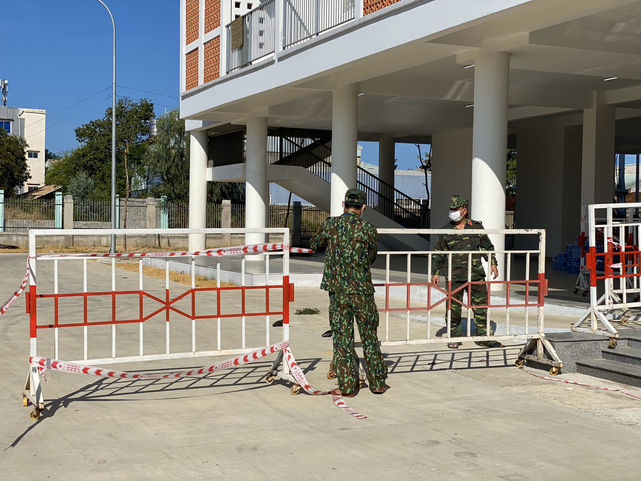 Nỗ lực tránh lây nhiễm chéo Covid-19 trong khu cách ly: Quan trọng là ý thức - Ảnh 2.