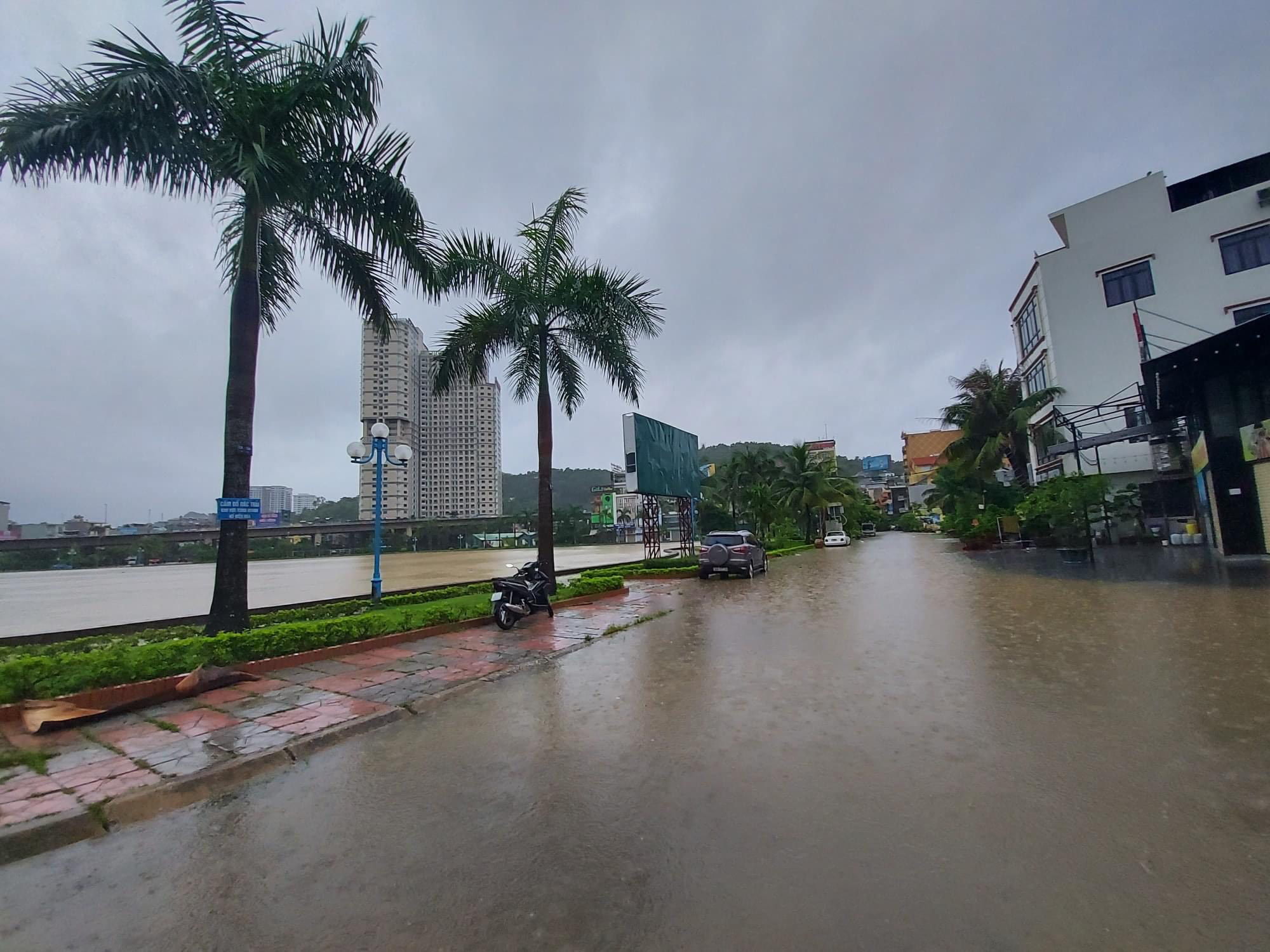 Quảng Ninh: Mưa lớn kéo dài, nhiều tuyến đường chìm trong biển nước  - Ảnh 1.