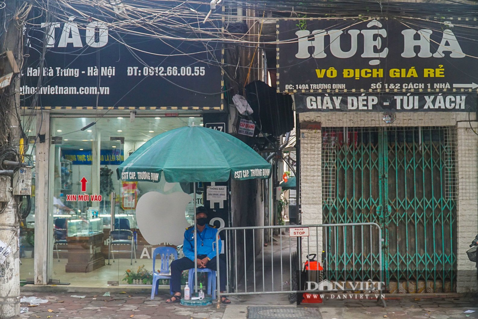 Tiếp tế bim bim, mỳ tôm cho khu phu khố có bệnh nhân nhiễm Covid-19 thứ 10 của Hà Nội  - Ảnh 1.