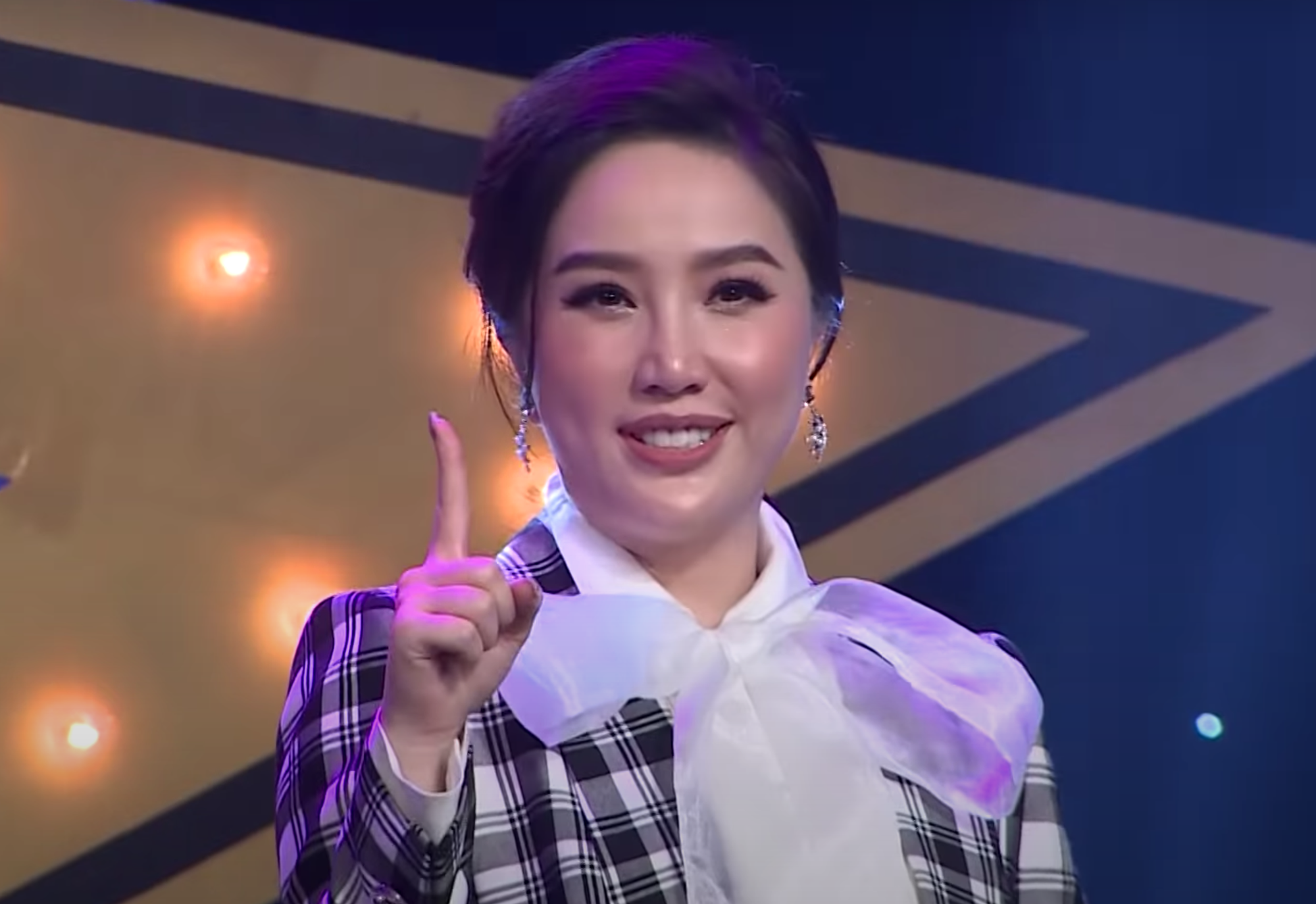 Bảo Thy đáp trả cực &quot;gắt&quot; trước khi bị soi gương mặt &quot;lạ&quot; trên sóng truyền hình - Ảnh 1.