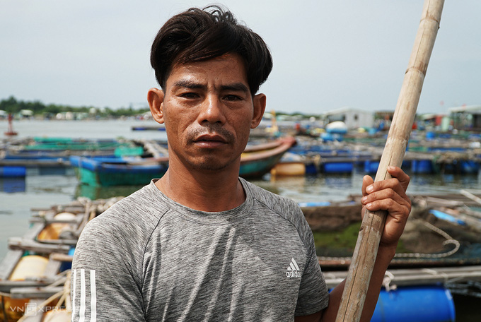Cá nuôi bè ở Vũng Tàu chết hàng loạt - Ảnh 2. Cá nuôi bè ở Vũng Tàu chết hàng loạt - Ảnh 2.