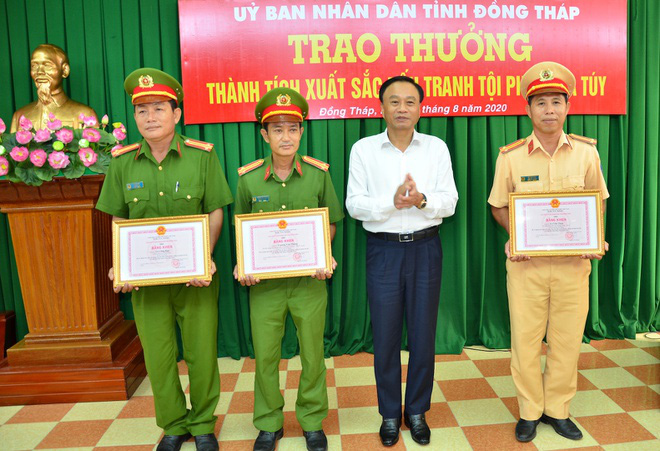 Cảnh sát truy đuổi, bắt tài xế chở 45kg ma túy - Ảnh 2.