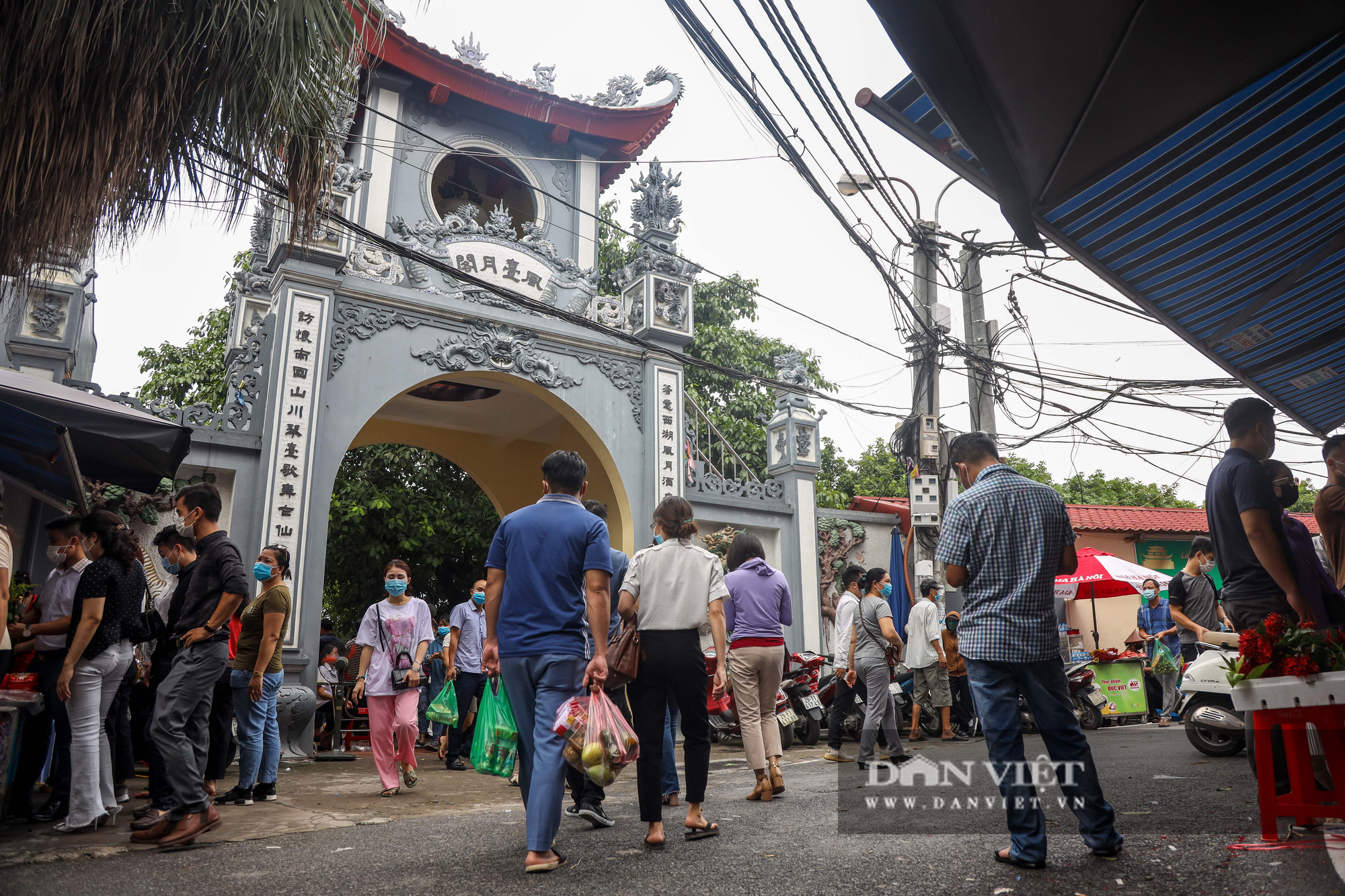 Phủ Tây Hồ đông nghịt người trong ngày đầu Hà Nội thực hiện giãn cách - Ảnh 2.