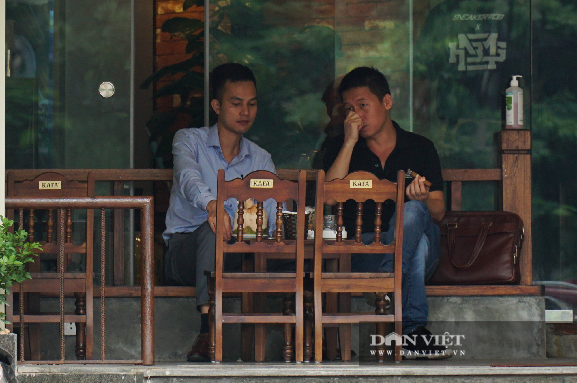 Nhiều quán cà phê, nhà hàng, quán bia vẫn chưa tuân thủ lệnh giãn cách chỗ ngồi - Ảnh 7.