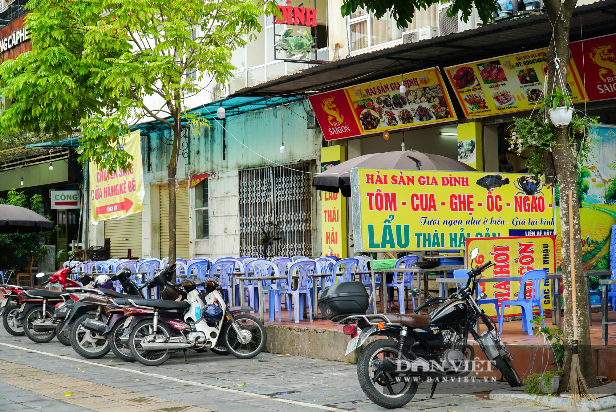 Nhiều quán cà phê, nhà hàng, quán bia vẫn chưa tuân thủ lệnh giãn cách chỗ ngồi - Ảnh 10.