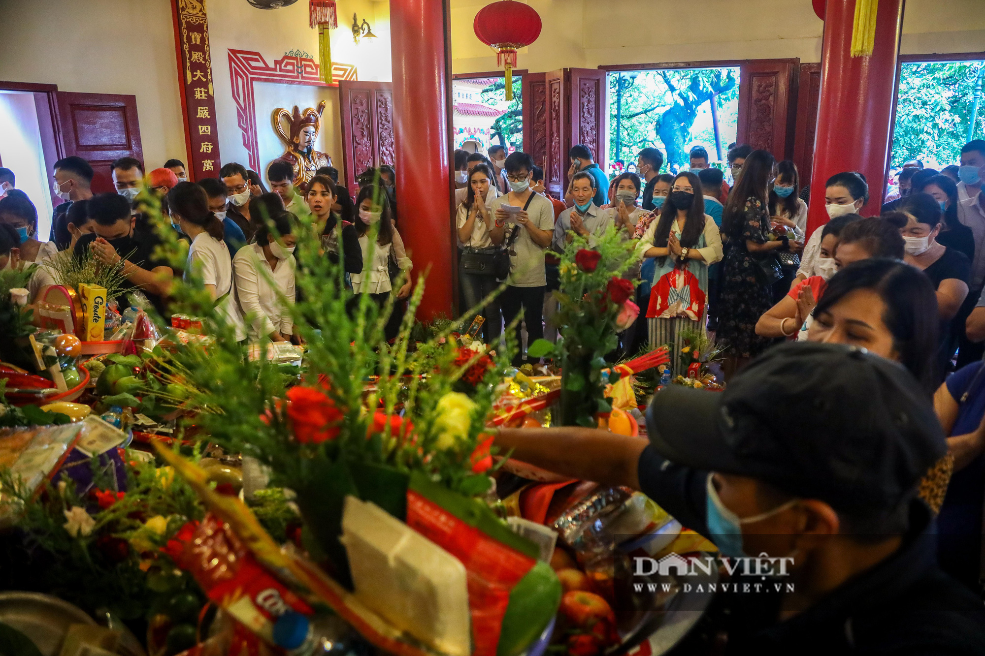 Dân đi lễ đông nghịt, Hà Nội tạm đóng cửa Phủ Tây Hồ để phòng dịch Covid-19 - Ảnh 1.