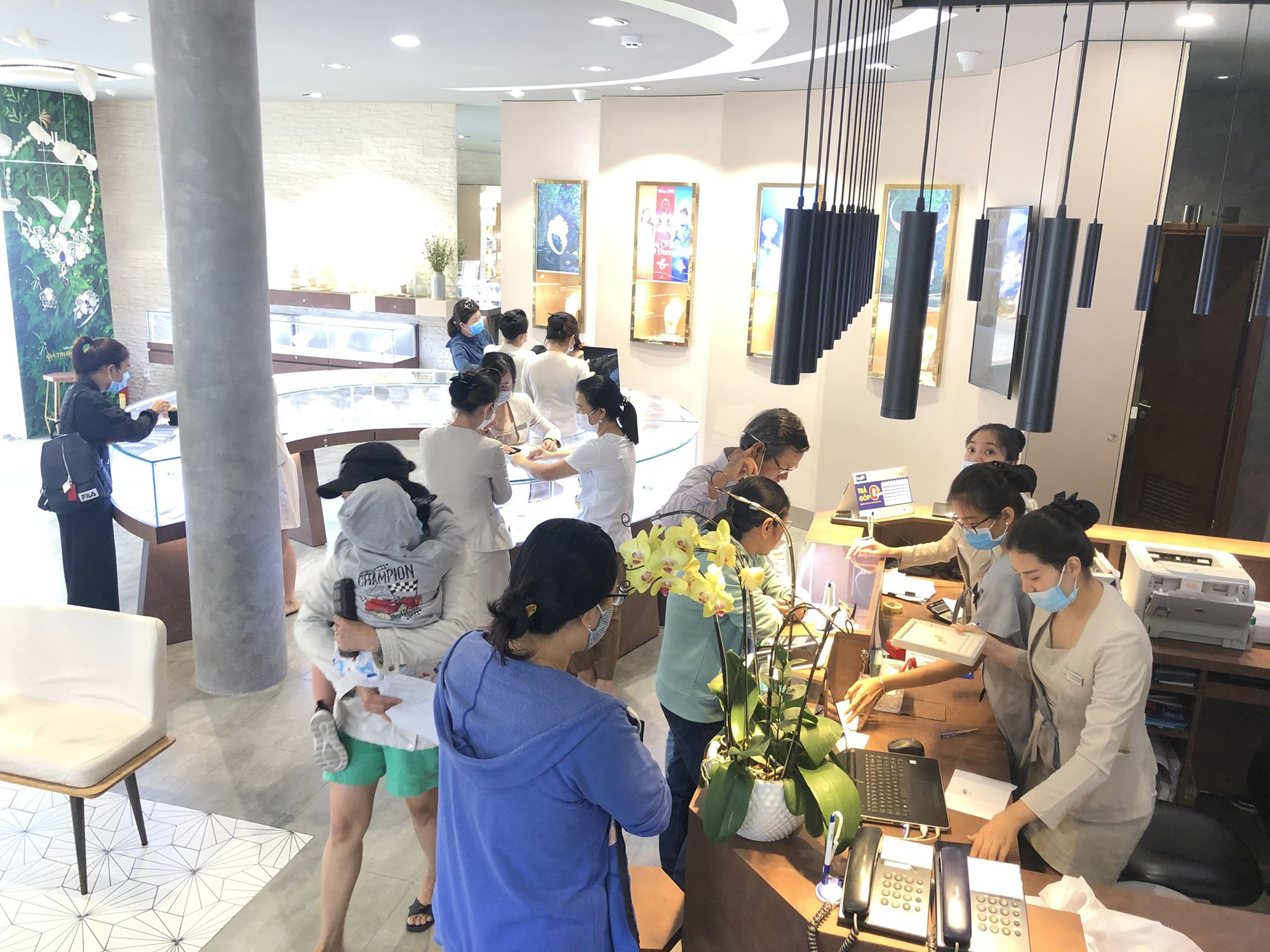 Giá vàng hôm nay 21/8: Kim loại quý chịu nhiều áp lực giảm giá - Ảnh 1. Giá vàng hôm nay 21/8: Kim loại quý chịu nhiều áp lực giảm giá - Ảnh 1.
