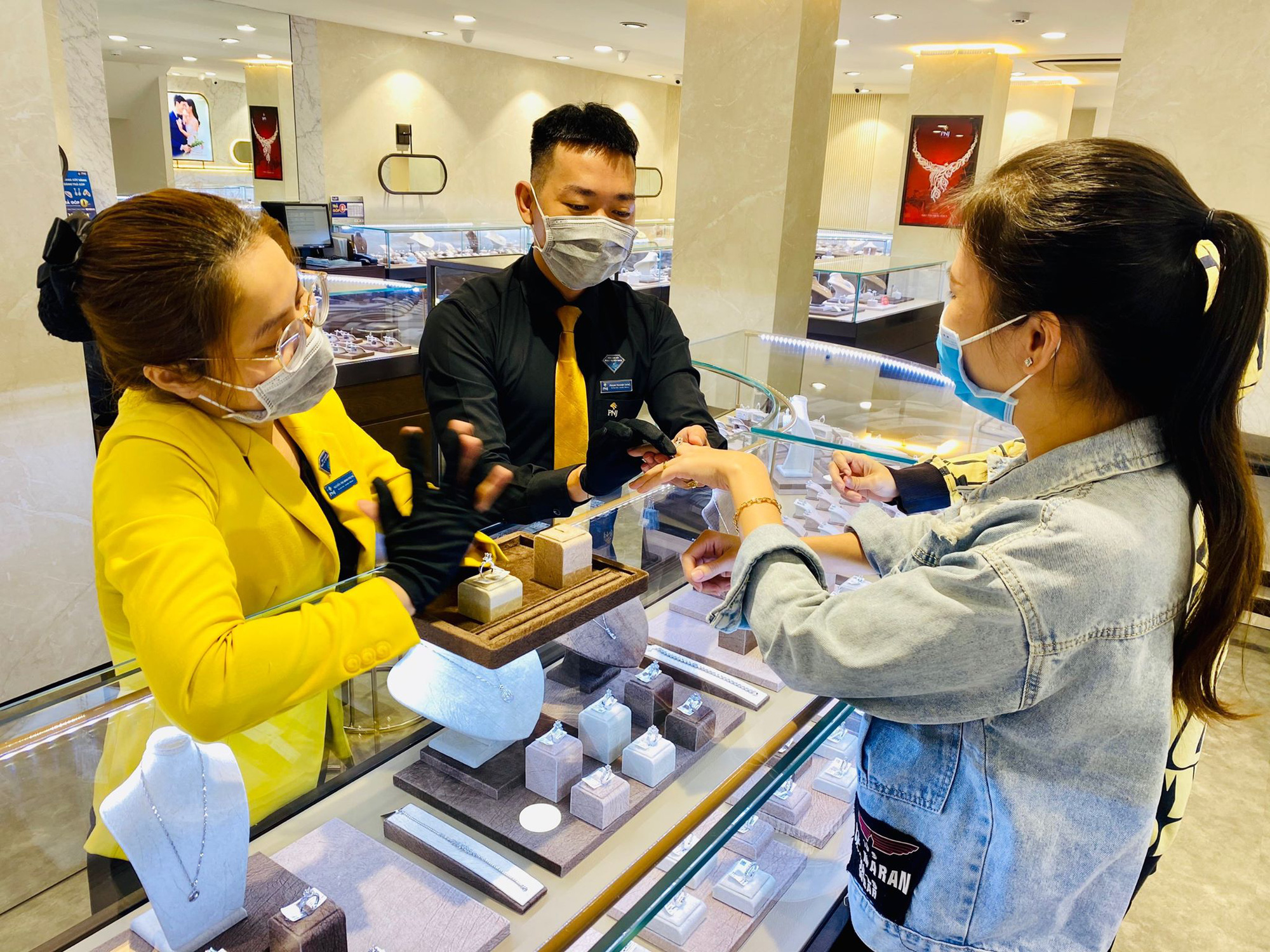 Giá vàng hôm nay 27/8, USD tăng giá đè giá vàng giảm sâu - Ảnh 1. Giá vàng hôm nay 27/8, USD tăng giá đè giá vàng giảm sâu - Ảnh 1.