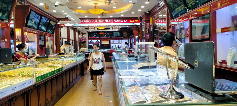Giá vàng hôm nay 30/8 ít biến động, chờ phiên giao dịch tuần mới - Ảnh 1. Giá vàng hôm nay 30/8 ít biến động, chờ phiên giao dịch tuần mới - Ảnh 1.
