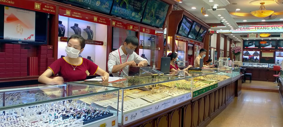 Giá vàng hôm nay 24/8 giảm trong phiên giao dịch đầu tuần - Ảnh 1. Giá vàng hôm nay 24/8 giảm trong phiên giao dịch đầu tuần - Ảnh 1.