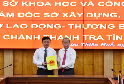 TT-Huế: Công bố quyết định điều động, bổ nhiệm lãnh đạo chủ chốt 4 sở ngành - Ảnh 1. TT-Huế: Công bố quyết định điều động, bổ nhiệm lãnh đạo chủ chốt 4 sở ngành - Ảnh 1.