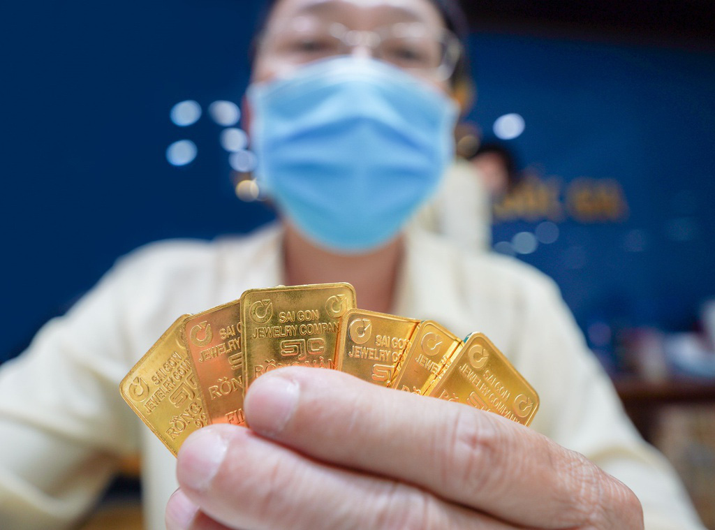 Vàng miếng giảm mạnh, người mua lỗ 2,5 triệu sau một đêm - Ảnh 2. Vàng miếng giảm mạnh, người mua lỗ 2,5 triệu sau một đêm - Ảnh 2.