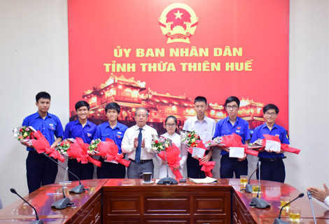 Tuyên dương 367 HS đạt danh hiệu Chủ tịch tỉnh tặng tại Quốc Tử Giám Huế  - Ảnh 1.