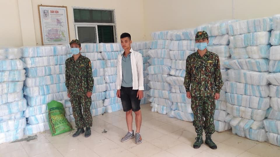 Bắt 2 đối tượng vận chuyển 678.000 khẩu trang nhập lậu từ Trung Quốc - Ảnh 2. Bắt 2 đối tượng vận chuyển 678.000 khẩu trang nhập lậu từ Trung Quốc - Ảnh 2.