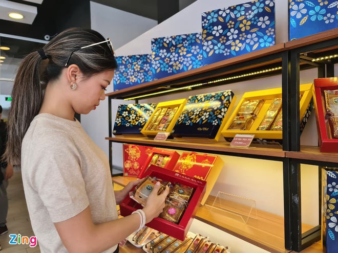 Bánh trung thu cao cấp vẫn cháy hàng giữa dịch Covid - Ảnh 1. Bánh trung thu cao cấp vẫn cháy hàng giữa dịch Covid - Ảnh 1.