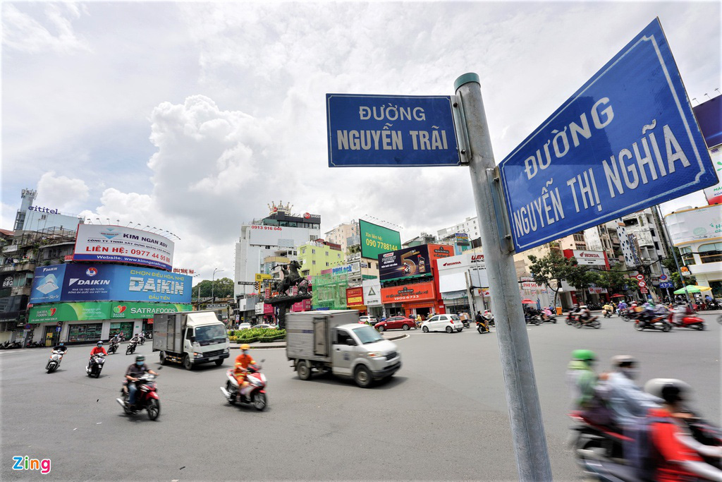 Ngã 6 Phù Đổng đìu hiu trong làn sóng trả lại mặt bằng - Ảnh 2.