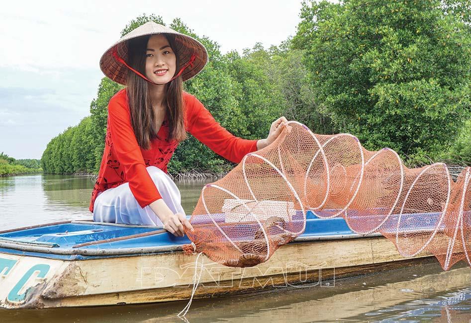 Cà Mau: Tôm sinh thái ngon cỡ nào mà dân ở đây ham nuôi, bắt tôm lên tưới roi rói, bán giá cao - Ảnh 1.