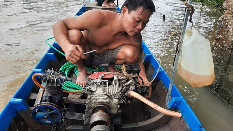 Dị nhân tay không bắt cá trên sông Vàm Nao - Ảnh 2. Dị nhân tay không bắt cá trên sông Vàm Nao - Ảnh 2.