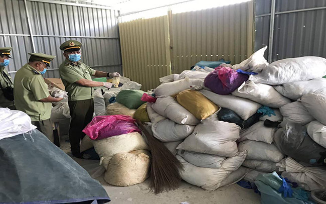Bình Dương: Phát hiện kho rác thải y tế “khủng” chuẩn bị được tái chế - Ảnh 2. Bình Dương: Phát hiện kho rác thải y tế “khủng” chuẩn bị được tái chế - Ảnh 2.