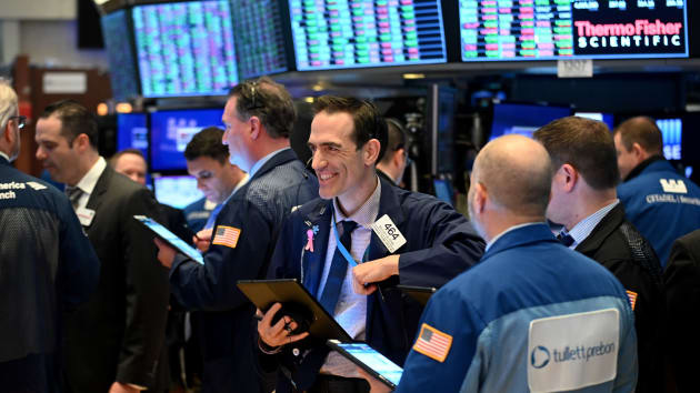 Dow Jones tăng 250 điểm bất chấp dữ liệu việc làm đáng thất vọng - Ảnh 1. Dow Jones tăng 250 điểm bất chấp dữ liệu việc làm đáng thất vọng - Ảnh 1.