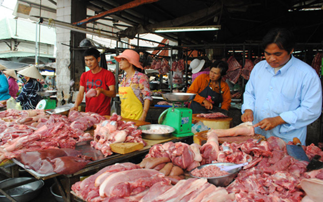 Lợn liên tục “trượt” giá, người chăn nuôi vẫn phải bán tháo - Ảnh 1. Lợn liên tục “trượt” giá, người chăn nuôi vẫn phải bán tháo - Ảnh 1.
