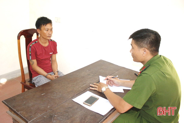 Hung hãn vung dao chém Trưởng Công an xã - Ảnh 2.