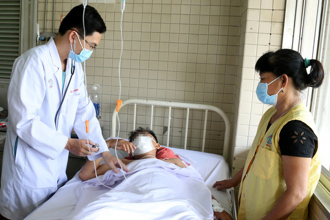 Nghi can chém lìa chân một thiếu niên ra đầu thú - Ảnh 1.