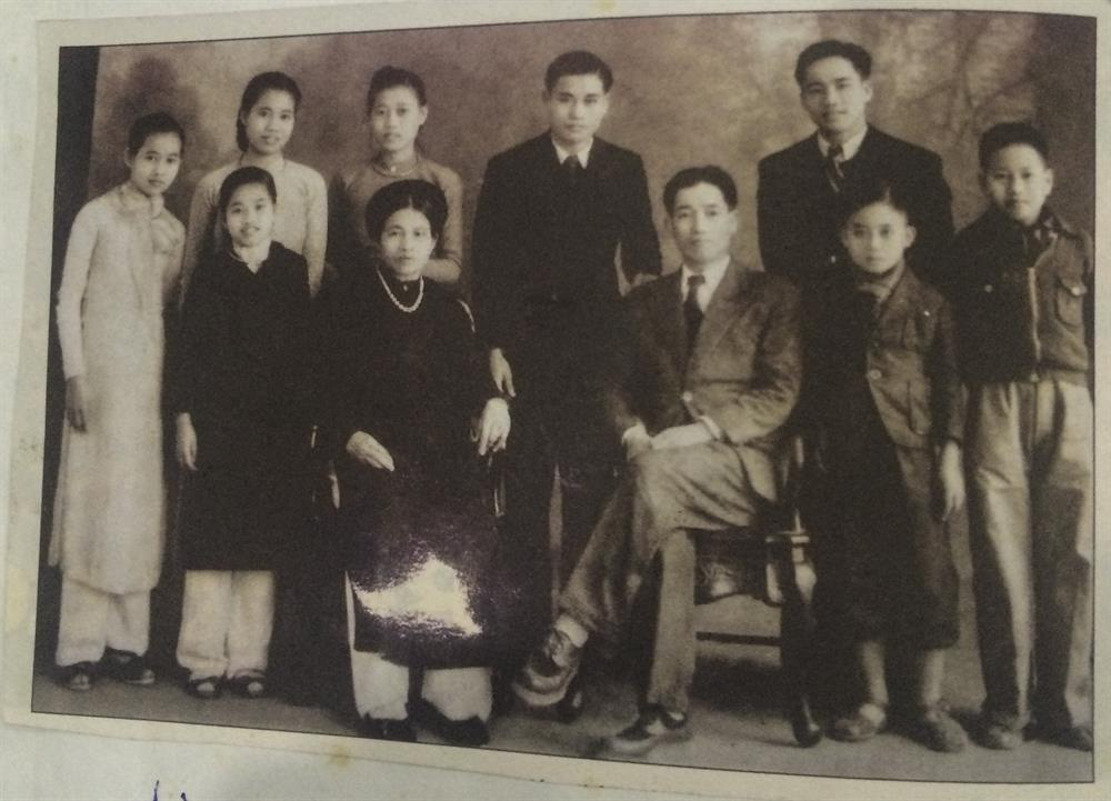 Chuyện về giáo sư Lê Thi - người phụ nữ kéo cờ trong ngày Quốc khánh 2/91945 vừa qua đời ở tuổi 95 - Ảnh 3.