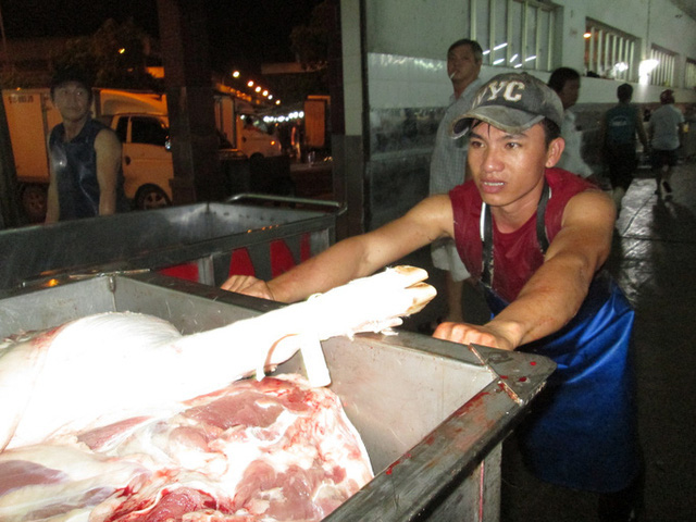 Giá lợn hơi vừa hạ, người nuôi ngay lập tức bị lỗ nặng - Ảnh 2. Giá lợn hơi vừa hạ, người nuôi ngay lập tức bị lỗ nặng - Ảnh 2.
