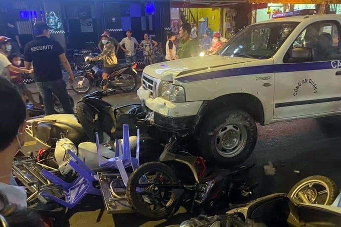 Thông tin mới nhất vụ ô tô công an phường lao vào quán nhậu ở TP.HCM - Ảnh 2.