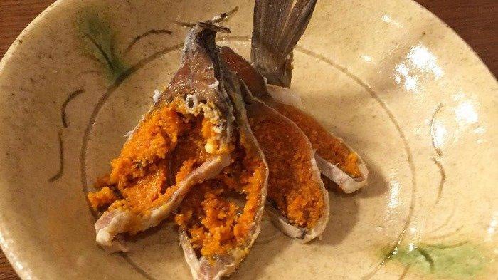 Rùng mình đặc sản cá lên men 3 năm “bốc mùi” khó tả, 1 hộp bé tí giá 700 nghìn đồng - Ảnh 12.