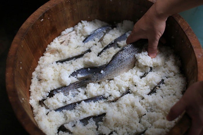 Rùng mình đặc sản cá lên men 3 năm “bốc mùi” khó tả, 1 hộp bé tí giá 700 nghìn đồng - Ảnh 5.