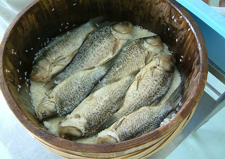 Rùng mình đặc sản cá lên men 3 năm “bốc mùi” khó tả, 1 hộp bé tí giá 700 nghìn đồng - Ảnh 6.