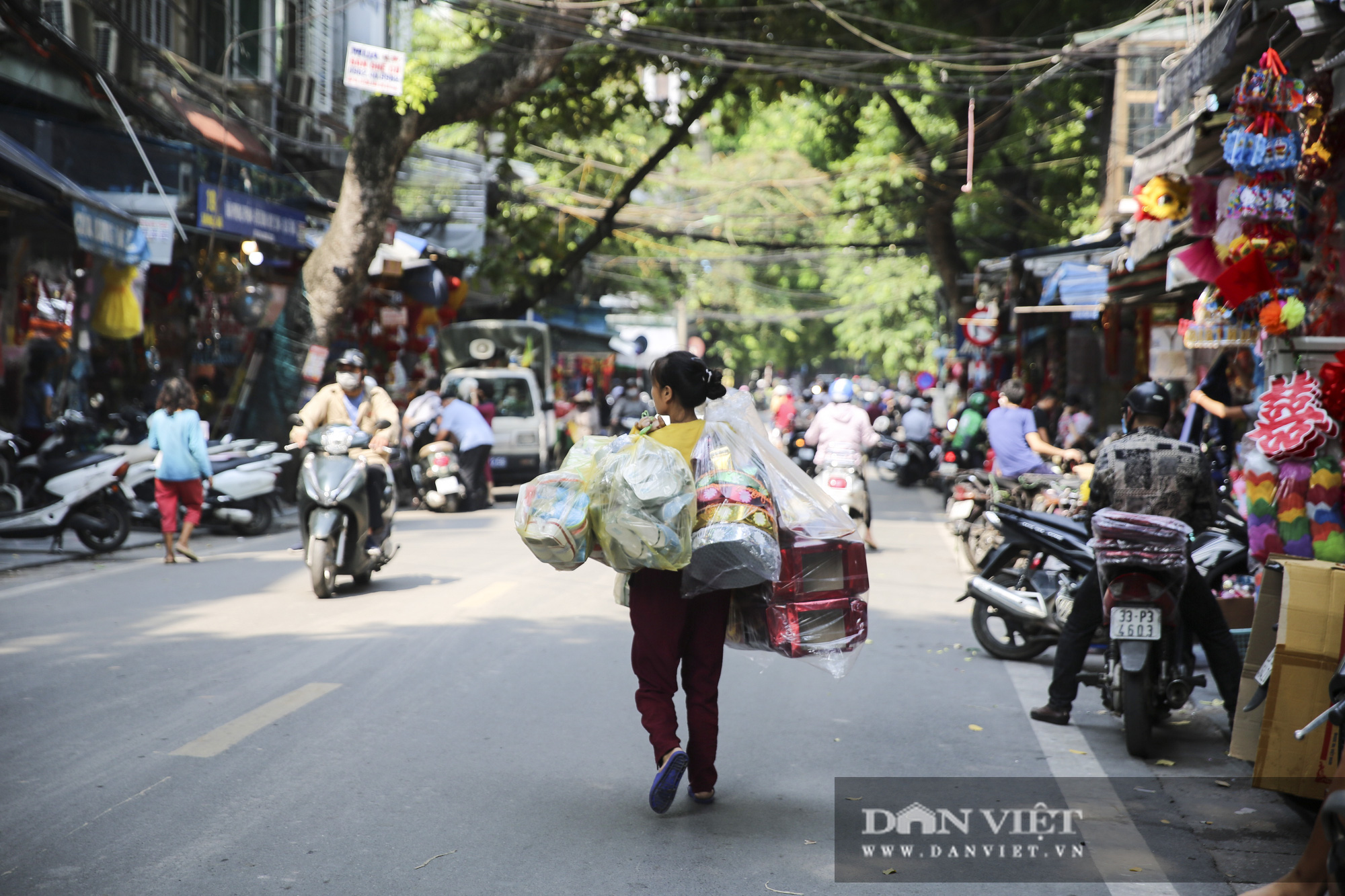 Phố Hàng Mã vắng bóng người mua đồ cúng Rằm tháng 7 - Ảnh 8.